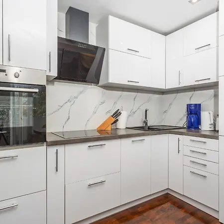 Stunning In With Kitchen Apartment *